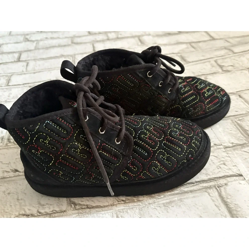 UGG NEUMEL II GRAPHIC STITCH BLACK CHUKKA SUEDE‎ BOOTS KIDS SIZE 3